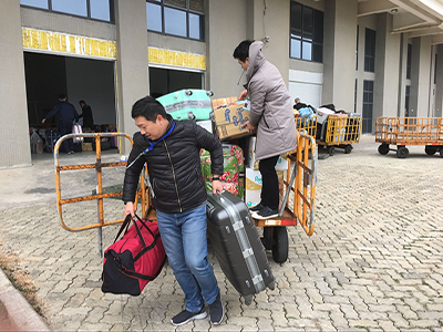 旅运公司员工为旅客搬行李